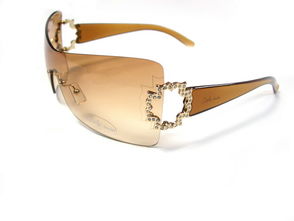 專業(yè)眼鏡直銷店進(jìn)駐南京東路寫字樓，提供醫(yī)學(xué)驗(yàn)光與高性價(jià)比眼鏡