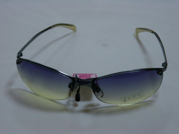 專業(yè)醫(yī)學(xué)驗(yàn)光，親民價(jià)格體驗(yàn)——南京東路寫字樓新開專業(yè)眼鏡直銷店